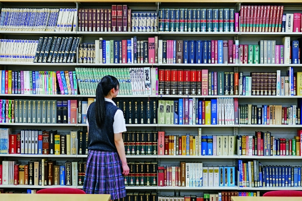 図書館は朝7時から開館。蔵書数も7万冊を誇ります。3年間で100冊の読書をめざす取り組みも実施中。ネット環境を備えた閲覧室も広いので、自習室として使う生徒も多くいます。