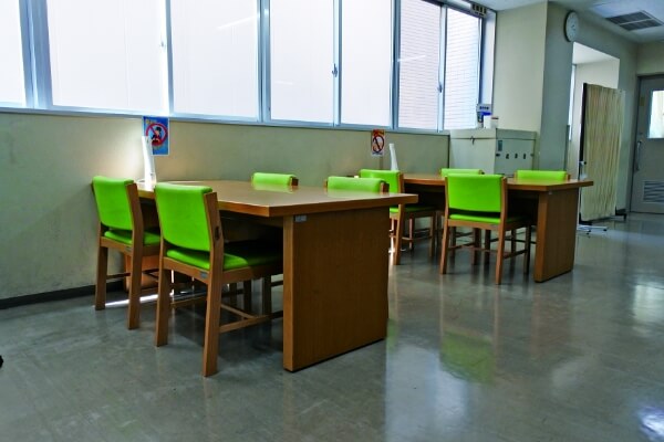 職員室前の学習スペース。ちょっとしたスキマ時間に自習したり、友だちと教え合ったりできる便利なエリアです。壁一面のホワイトボードも活用して、日常の中に自然と学びが生まれる空間です。