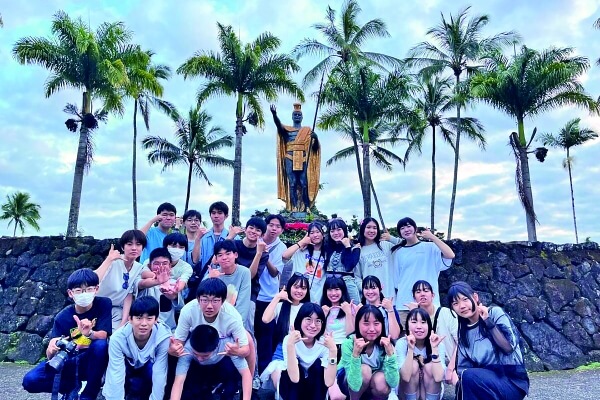 本校の施設であるユナイテッド ハワイカレッジで、英会話授業や現地校での学習プログラムなどを行う2週間の研修です。ハワイで生活し、ネイティブと接することで、身につけた英語力をさらにブラッシュアップ。