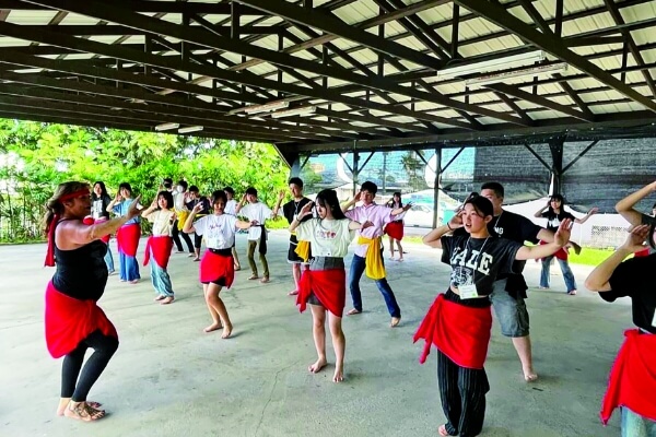 異文化に触れ、地元の人々と積極的にコミュニケーションをとることも貴重な勉強になるでしょう。コンドミニアムタイプの部屋で、自炊し、寝食をともにしながら、友達との絆もより深まります。 