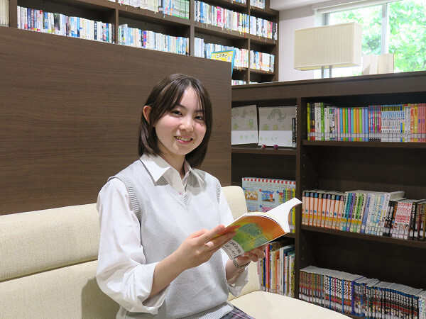 本に囲まれる図書室のソファが特等席。「おすすめの本」は必ずチェック。