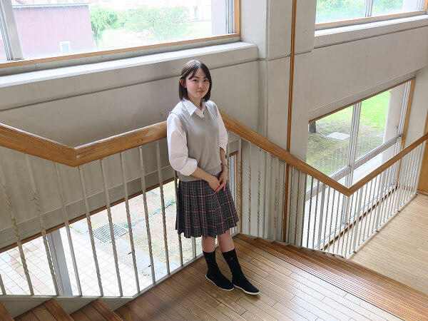 吹き抜けが気持ちいい、通称「スペイン階段」は生徒たちのお気に入りの場。