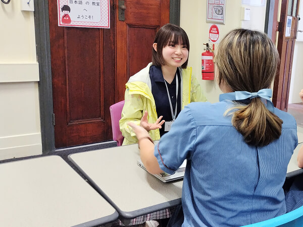 オーストラリア語学研修では授業にも参加。日本語の授業では先生役も。