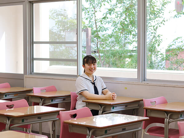 授業が終わると仲のいい友達とおしゃべりタイム。チャイムが鳴るギリギリまで笑いが止まらない毎日です。