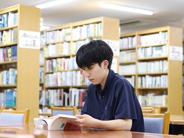 蔵書数約4万冊を誇る図書館。授業やグループワークでも活用されています。