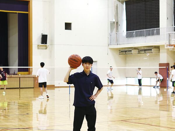 冷暖房完備の体育館や本格的なトレーニングルームもあり、部活動環境も充実しています。