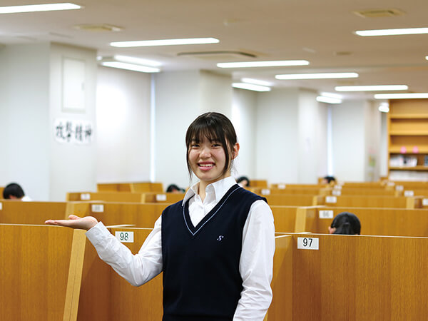 放課後は、図書室や中学生専用図書室が自習室として開放され、静かな環境で集中して学習できます。英語の音声教材やリスニング機器も完備され、夜9時まで学ぶ生徒には送迎バスも運行。