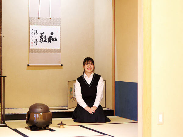 高校3年で茶道の授業があります。全員が卒業時に裏千家茶道初級許状が与えられます。おいしい和菓子も人気です！