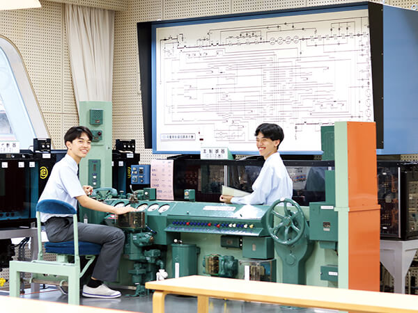 広々とした鉄道実習室には、本物の運転台や信号設備などを完備。実物に触れながら鉄道の基礎を実践的に学べます。