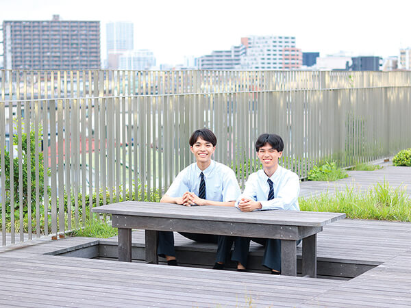 風が通り抜ける開放的な屋上は、生徒たちのお気に入り。昼休みにお弁当を広げる姿もよく見られます。