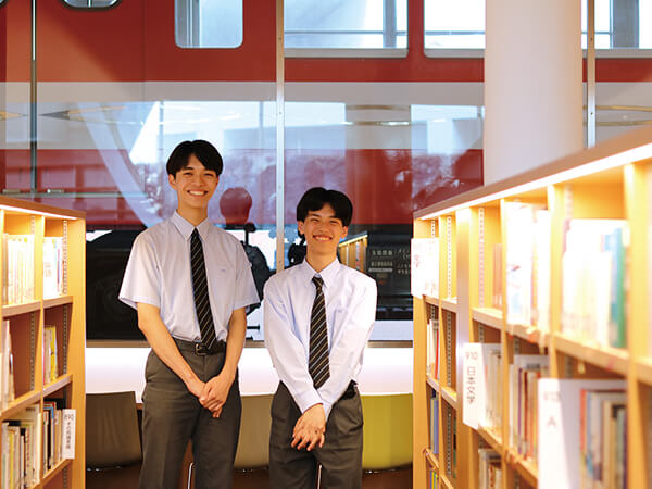 ラーニングセンター内にある自習スペースは全62席。明るく落ち着いた空間で、鉄道関連の専門書もそろっています。