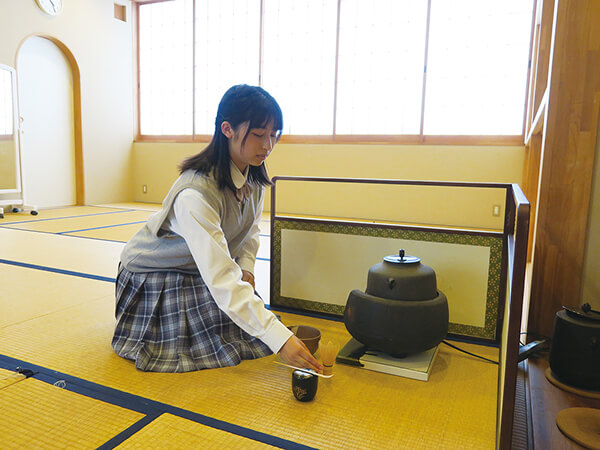 茶道部部長として、和気あいあいとした雰囲気の中で活動しています。