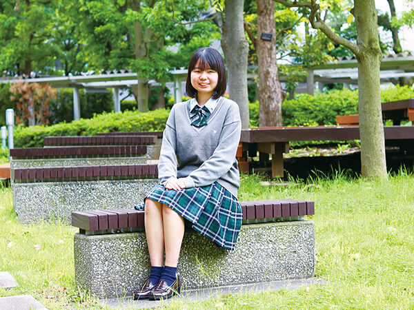 思索の杜（もり）。緑に囲まれた開放的な空間で、落ち着いて過ごせるフリースペース。ベンチも設けられ、生徒同士の交流などに活用されています。