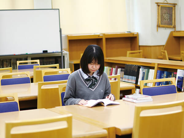 静かで落ち着いた雰囲気の中、集中して学習できる図書室。幅広い分野の蔵書がそろい、自習や調べ学習に最適なスペースです。