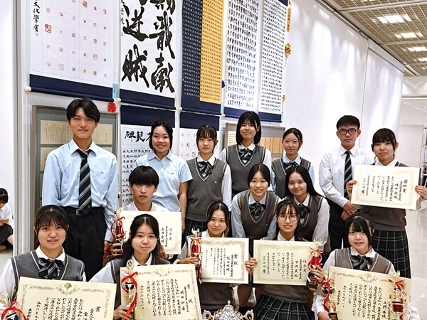 書道部は全国高等学校総合文化祭東京都代表21年連続、東京都高等学校文化連盟書道展最優秀団体賞13年連続を達成。最前列左から2番目が岡田さん。