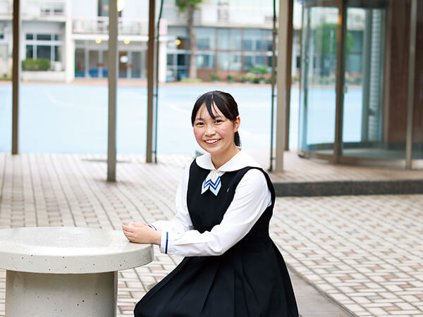 ピロティーにある自販機横のイスとテーブルのスペースがお気に入り。朝の時間に友達と話したり、飲み物を飲んだり。演劇部のみんなが自然と集まる、心がホッとする時間でした。