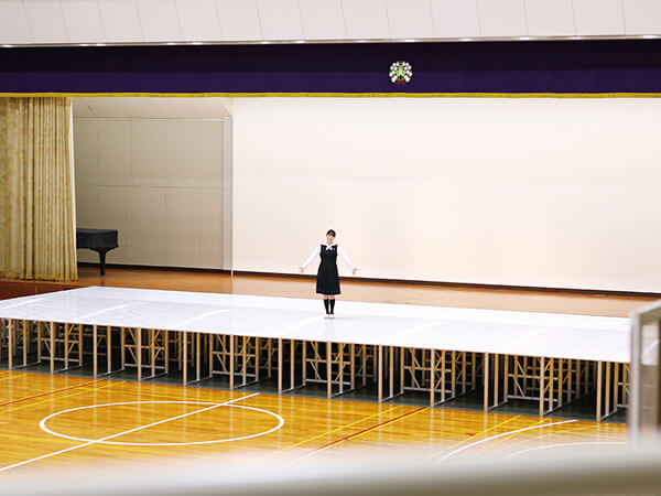 バスケットコート2面分の広さを誇る大体育館。イベント時には特設アリーナに変身し、ステージに立った生徒は「人生観が変わる」と語るほど。