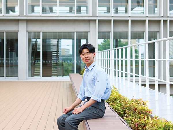 ウッドデッキのパティオ。陽だまりの中で会話がはずむ、心地よい時間が流れます。