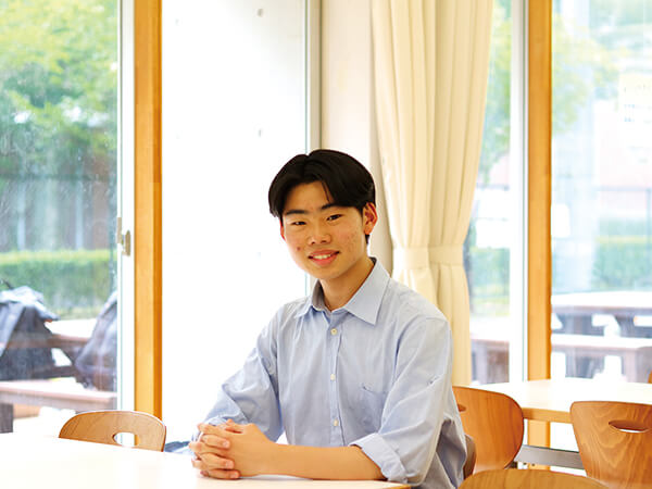 カフェテリアは、自然と仲間が集まる場所。にぎやかな雰囲気の中で勉強するのがちょうどいい集中力をくれるんです。