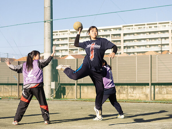 そんな生徒たちを教職員も一丸となってサポートしています。部活動は運動部20、文化部11、同好会5の計36あります。