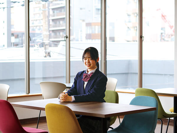 明るい食堂では、立川女子ならではの「コズミックランチ」など栄養満点の温かい食事が楽しめます。