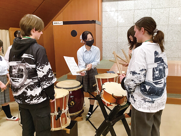 外国人受講生と一緒に、伝統の響きを通じた国際交流を楽しみました。