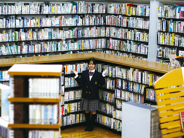 あたたかな床暖房とクッションで快適なスペースのある図書館。朝読書や授業で使う本も、司書教諭が丁寧にサポートしてくれます。