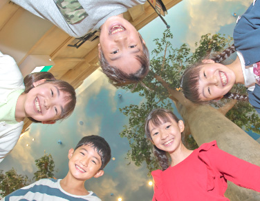 キッザニアで笑顔で過ごすこどもたち