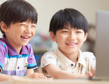 オンラインの職業体験コンテンツを体験するこどもたち