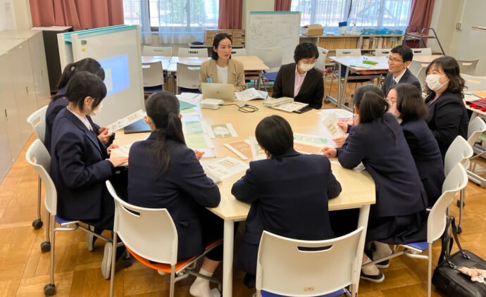 改装に向けて先生や建築会社の方も含めて何度も話し合ったラコモンチーム