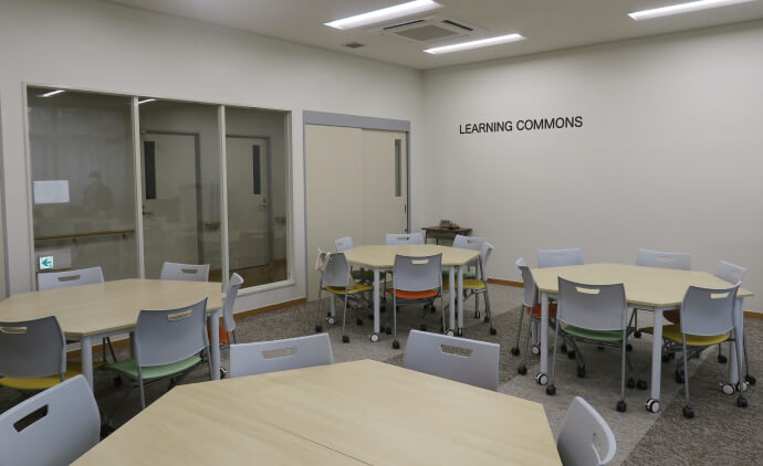 改装後。壁の一部はガラス張りになり、椅子はカラフルなものを導入。机は可動式で自由に組み替え可能に