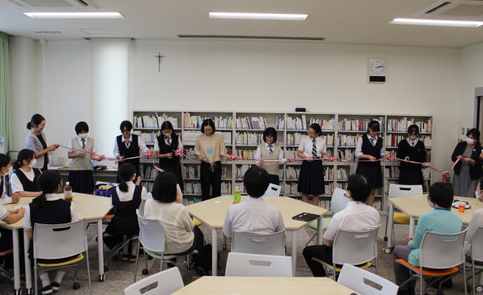 新装ラーニング・コモンズのお披露目！セレモニーでのテープカットはラコモンチームも参加