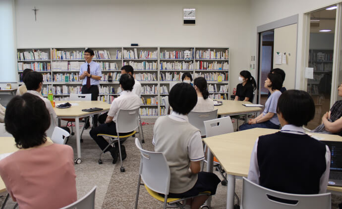 セレモニーで挨拶する烏田校長