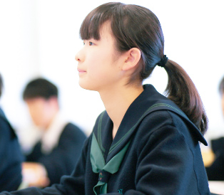 緑色のリボンのセーラー服