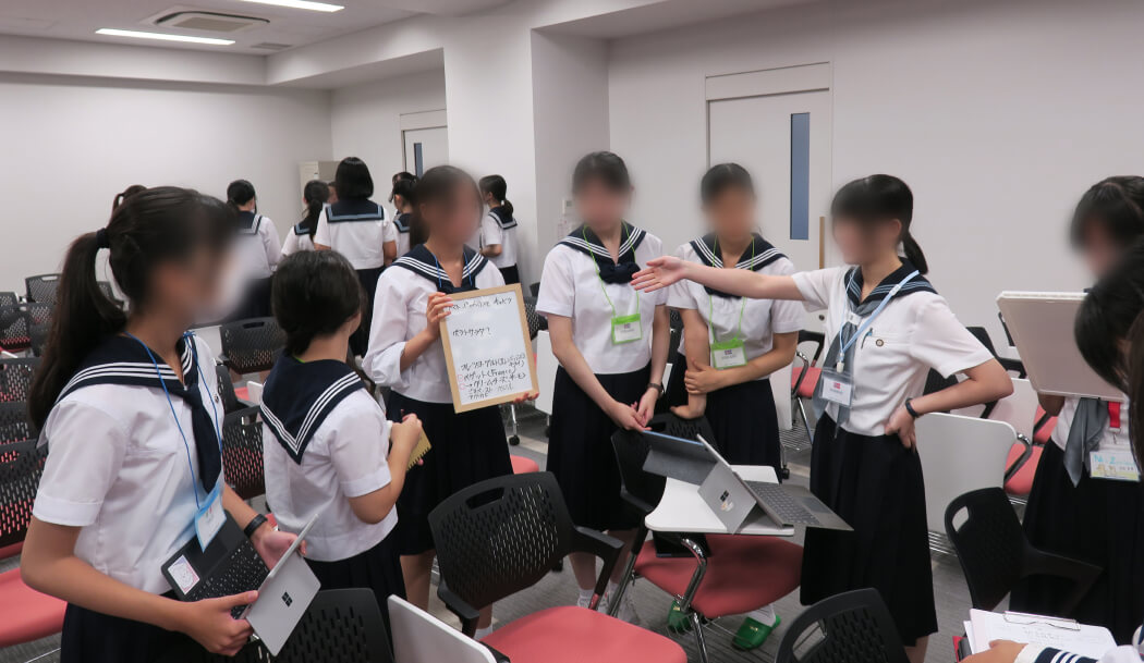 同種類のお弁当を考案した国同士で集まって議論を重ねる大使たち