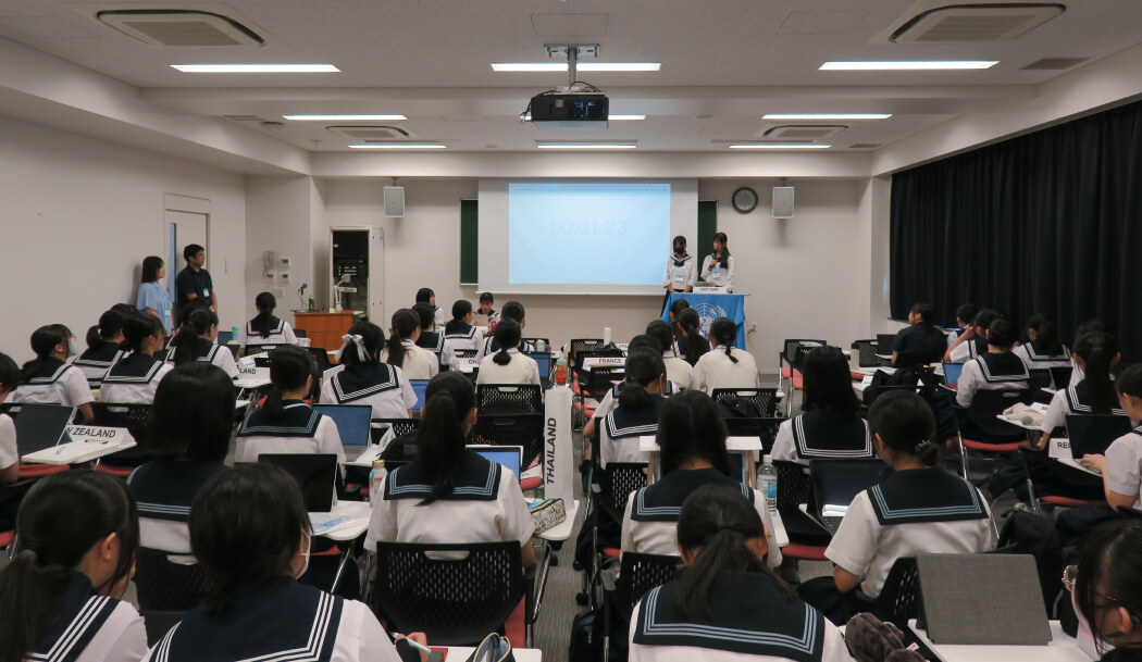 1か国3分の持ち時間で発表