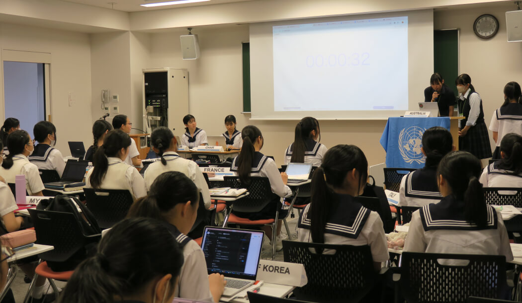 緊張しながらも発表するオーストラリア大使の二人