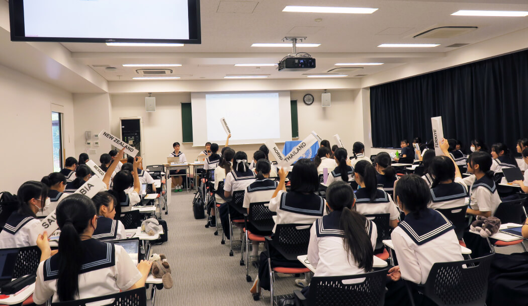 モーションで一斉に自国のプラカードを掲げる。発議や決議の際にモーションを行うのも模擬国連の象徴的な動作