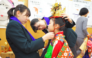 お稚児さんの着付けのお手伝いをする高校生