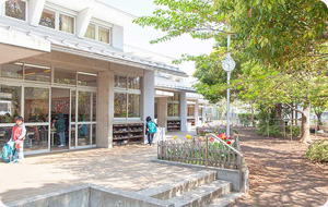 前庭には緑と光があふれています