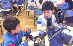 たてわり昼食で上級生と仲よくなります
