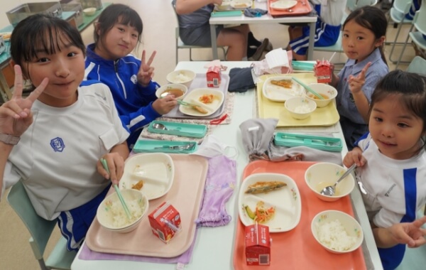 優しい先輩と楽しく給食