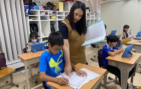 外国人教師が英語で教科を教えます