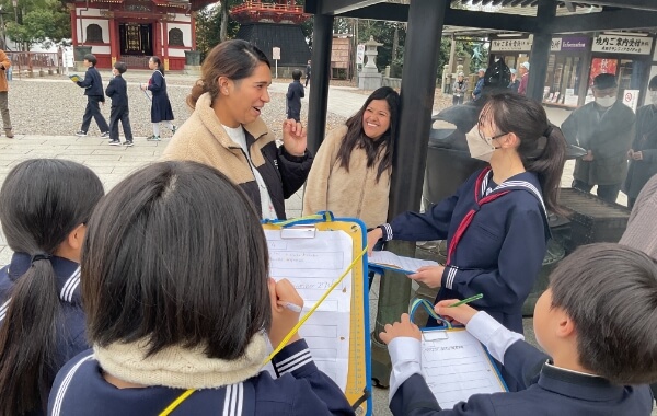 成田山境内でのインタビュー活動