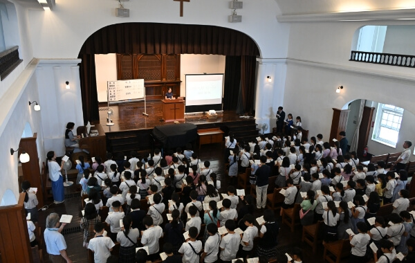 礼拝堂（聖山）にて祈る