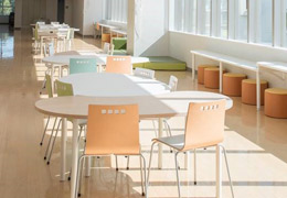開放的で明るい図書室前ラウンジ