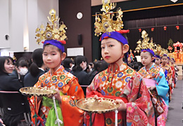 2年生が扮する花祭りのお稚児さん
