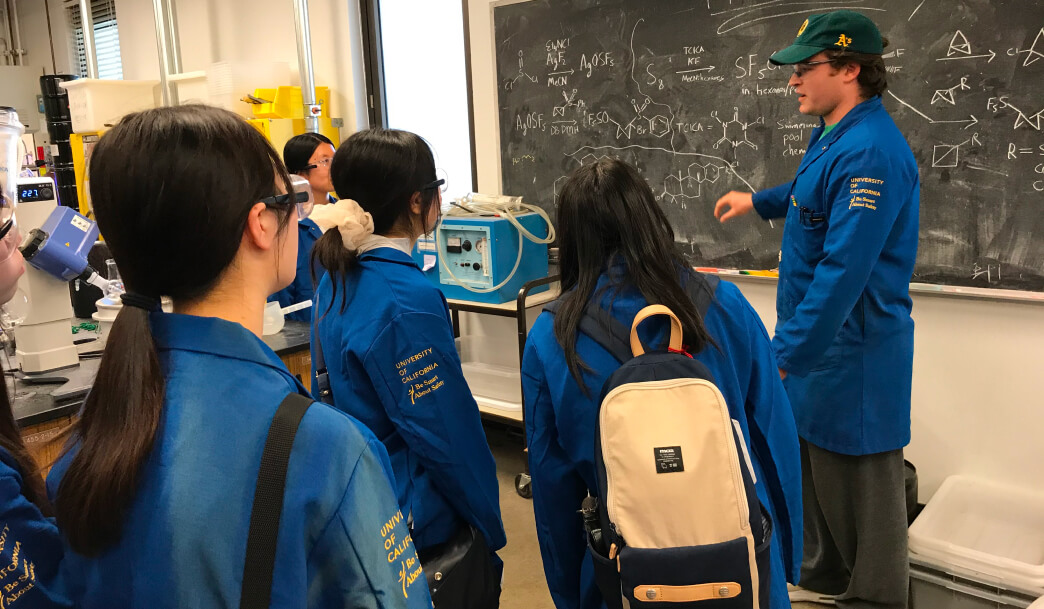 最先端の学問に取り組むラボの様子を見学