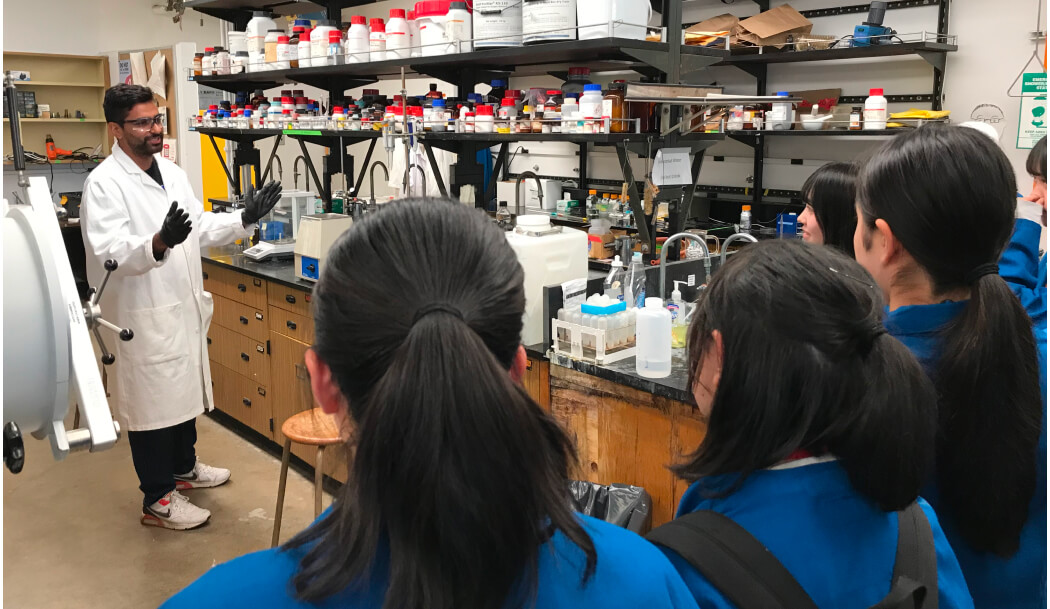 初めて見る実験器具や薬品の数々に圧倒されます