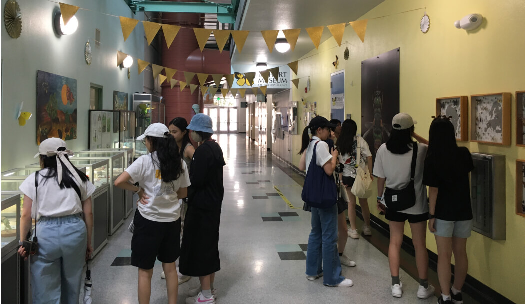 キャンパス内の博物館展示に全員が興味津々の様子